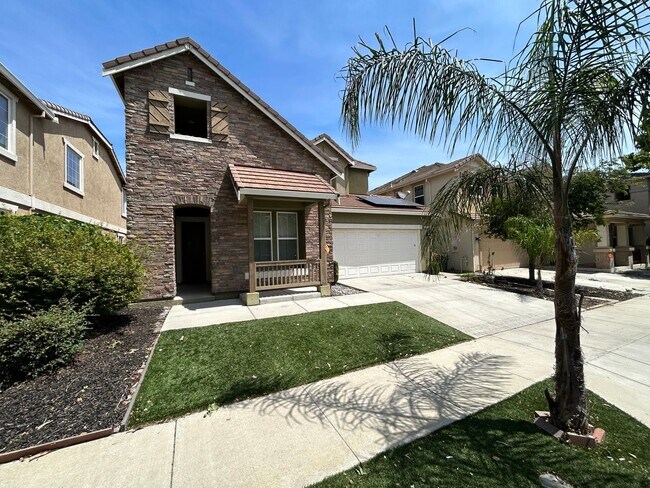Building Photo - Beautiful 4 Bedroom 3 Bathroom in Quiet Ne...