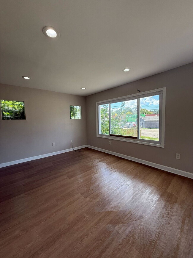 Building Photo - 14732 Woodmont Ave