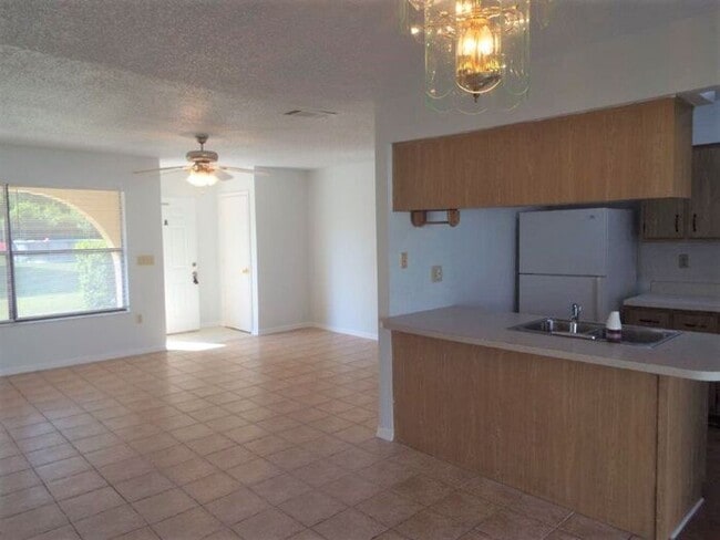 Building Photo - Duplex in Poinciana