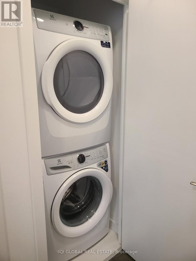 Photo du bâtiment - 8 Olympic Gdn Dr