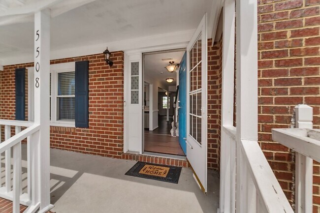 Building Photo - 2BR Townhouse Located in the Heart of Kemp...