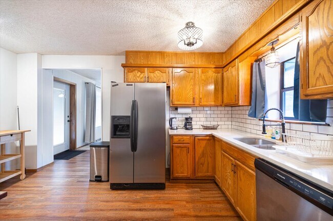 Foto del edificio - 4176 E 33rd St