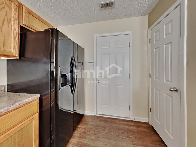 Foto del edificio - 6651 Wilmot Ln
