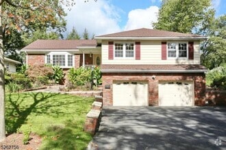 Building Photo - 61 Fern Pl