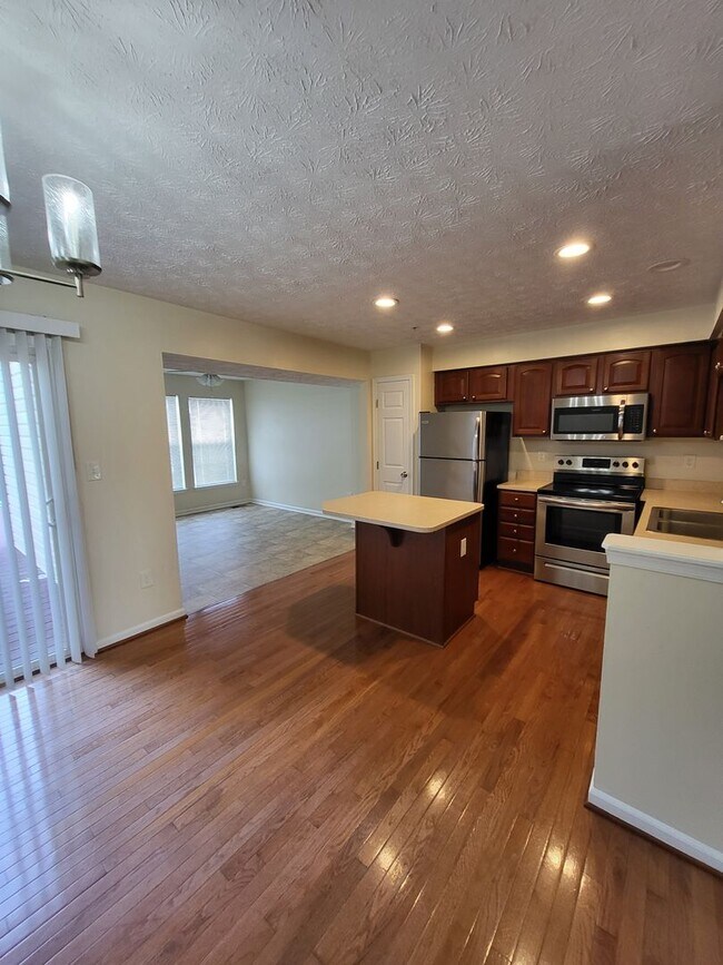 Foto del edificio - SPACIOUS 3-Level Townhome in Winston's Choice