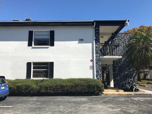 Building Photo - 309 S Arcturas Ave