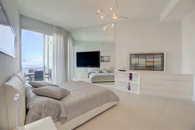 Building Photo - 15901 Collins Ave