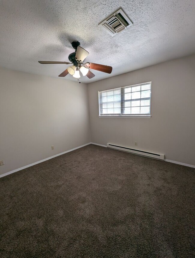 Foto del edificio - 2 Bedroom/ 1.5 Bath Townhouse