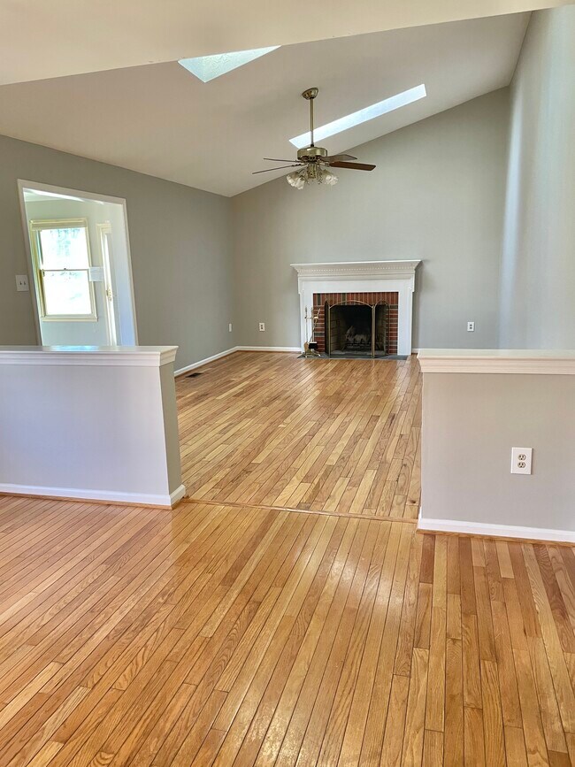 Building Photo - 908 Broad Oaks Dr