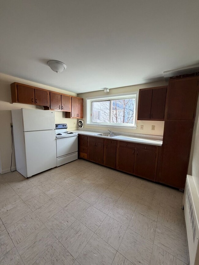 Building Photo - 132-134 Adelaide St.