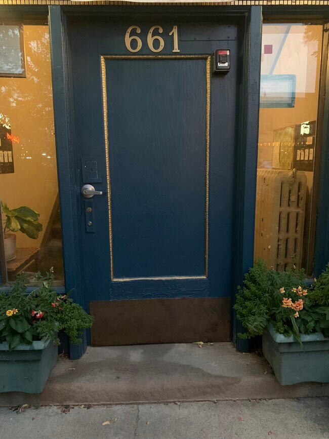 Foto del edificio - 661 Grand Ave