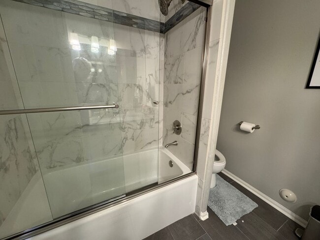 Foto del edificio - Spacious, updated and inviting