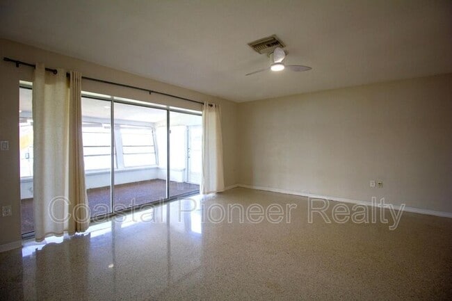 Foto del edificio - 3900 14th Ln NE