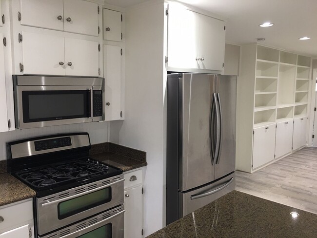 Building Photo - Beautifully renovated 3 bed/3bath near UTMB