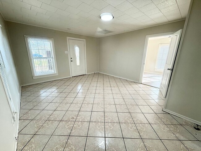 Building Photo - Updated 4 bedroom!