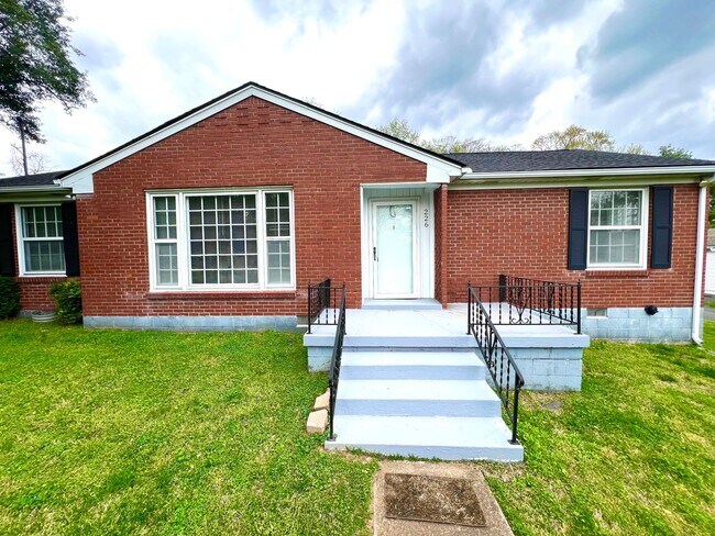 Foto del edificio - Available Now! $2000/MO Donelson living in...