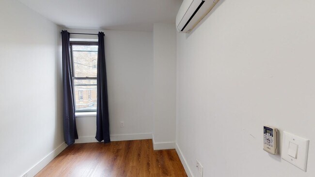 Building Photo - Full room in 4-bed/2.0-bath Home