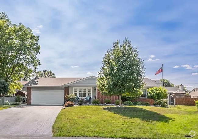Building Photo - 7597 Manor Ln