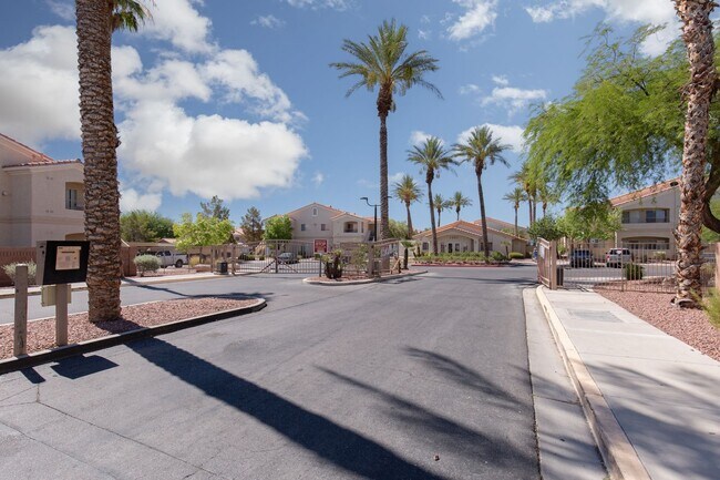 Foto del edificio - Upstairs 2 br unit in gated community with pool/spa/bbq area