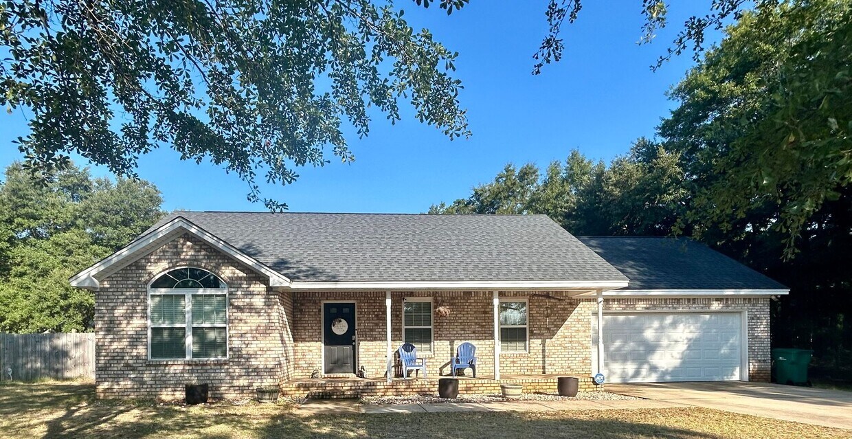 Foto principal - Charming 3 Bedroom 2 Bath with Modern Upgr...