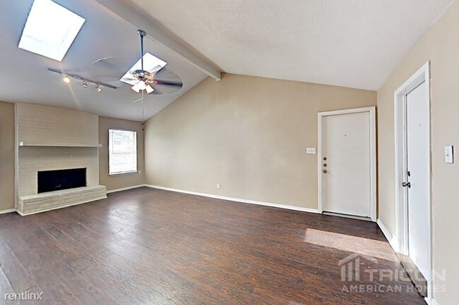 Foto del edificio - 8301 Silver Creek Rd