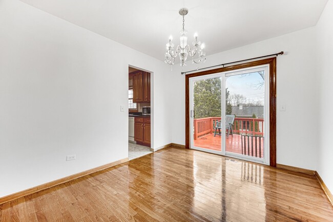 Foto del edificio - 4 Bed 2.5 Bath in Des Plaines