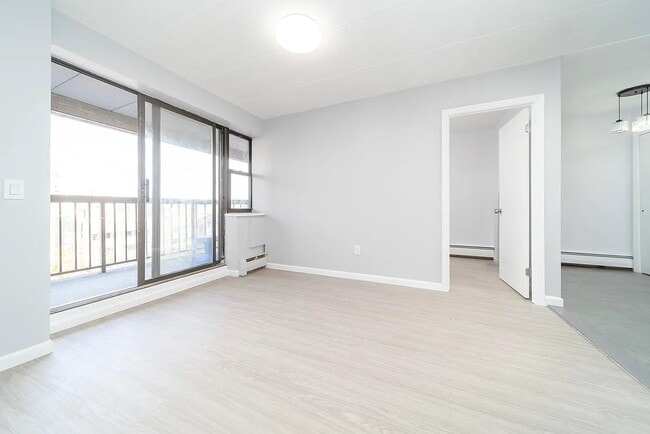 Foto del edificio - Sunny 1-Bed with Private Balcony, Doorman & Garage Parking in the Heart of Flushing
