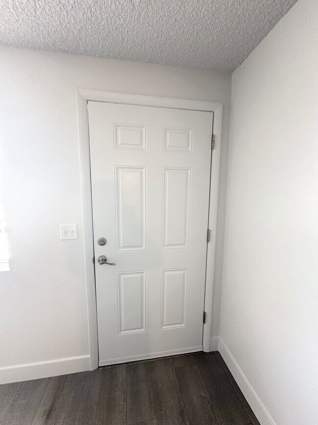 Foto del edificio - Nice quiet Single floor apartment  with charm to call home available now!