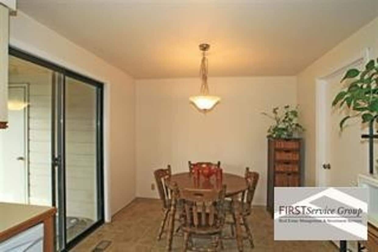 Primary Photo - Great town home close to downtown
