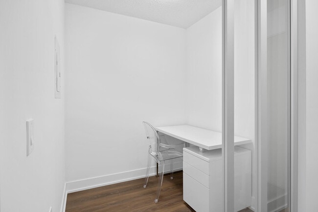 Photo du bâtiment - One Plus Den Furnished unit