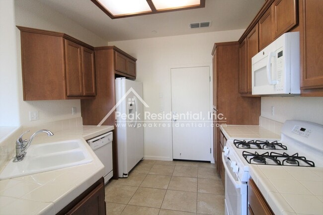 Building Photo - Newer South Sacramento Area 3bd/2.5ba Home