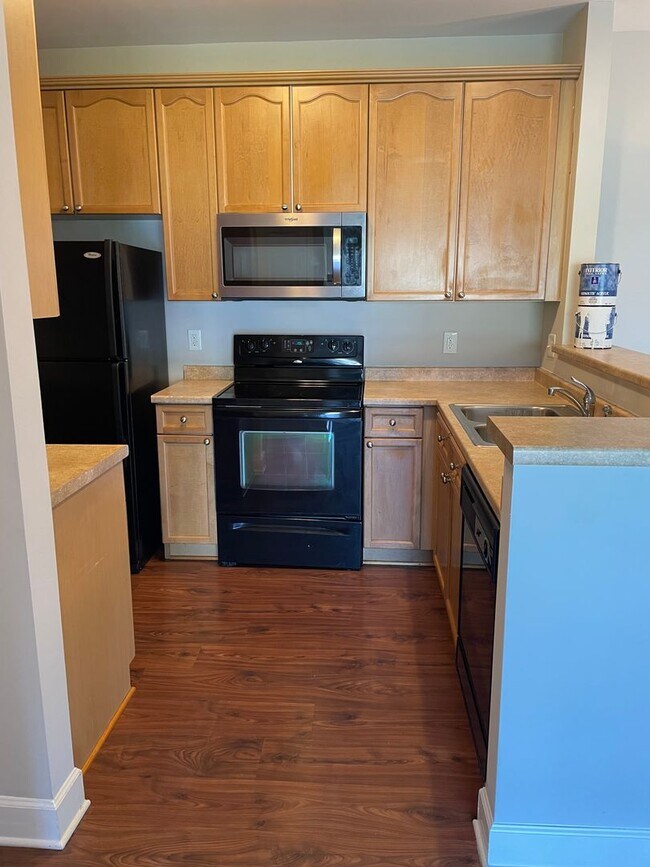Foto del edificio - Move In Ready! Great 2 Bedroom 1 Bath Condo