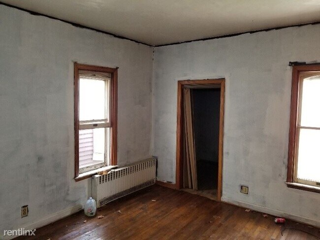 Foto del edificio - 3 br, 1 bath House - 227 Main St