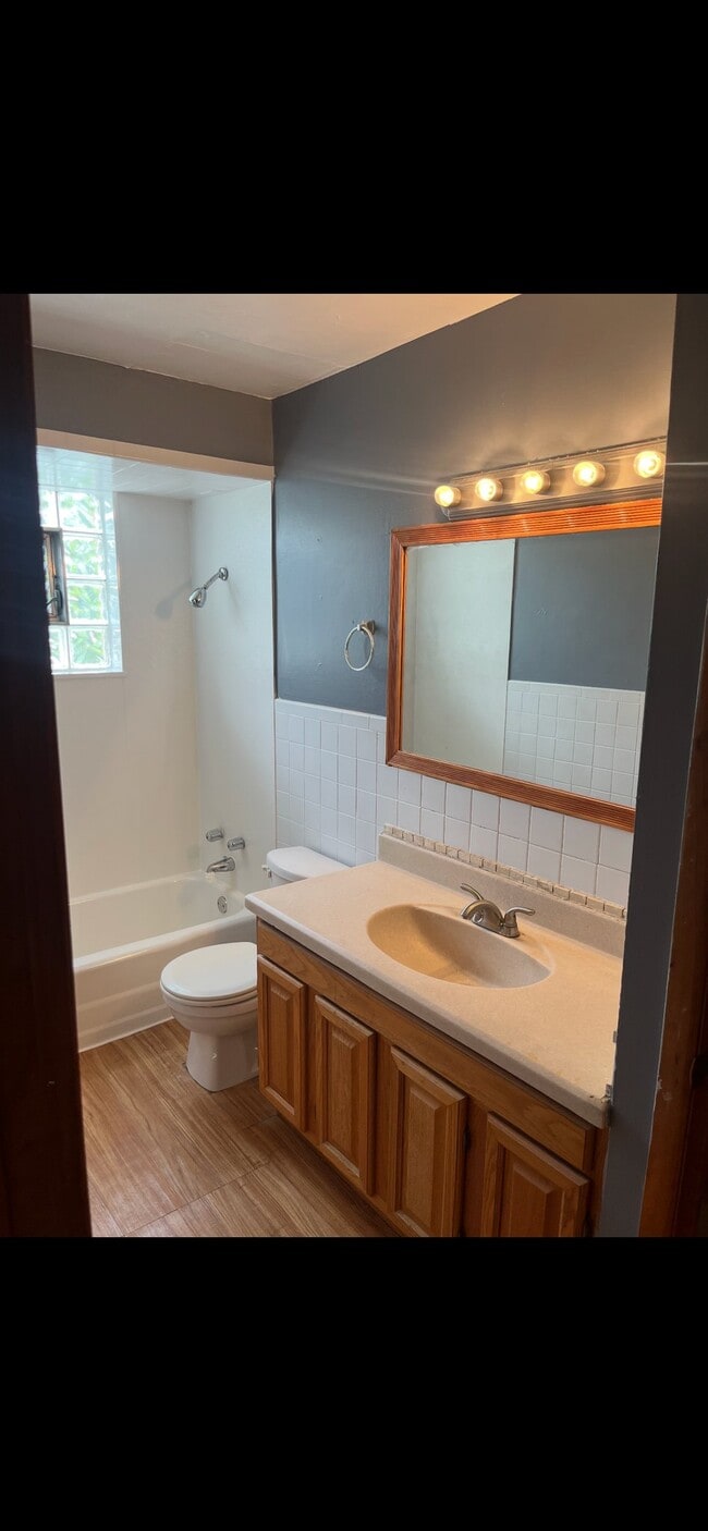 Foto del edificio - 100 Vana Dr