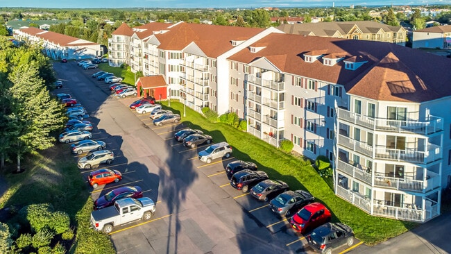Photo du bâtiment - Château Mapleton Apartments