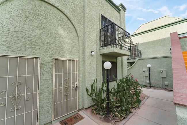 Foto del edificio - Charming two story townhome with all of th...