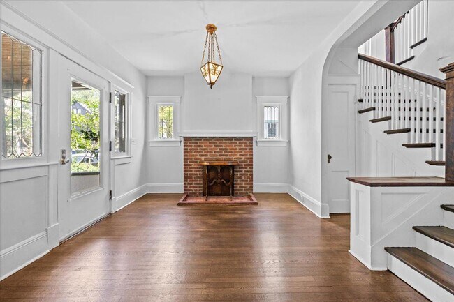 Building Photo - 18 Elm Pl