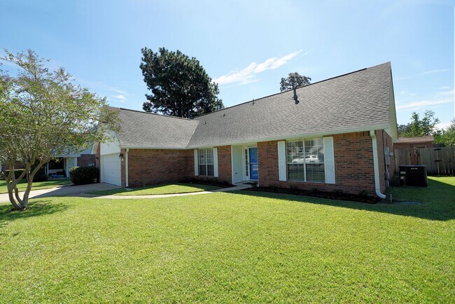 Foto del edificio - Spacious 5-Bedroom Home in Gated Parkwood ...