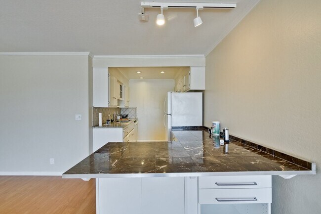 Building Photo - Introducing a 2 Bed 2 Bath penthouse condo...