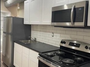 Building Photo - 1321 N 60th St