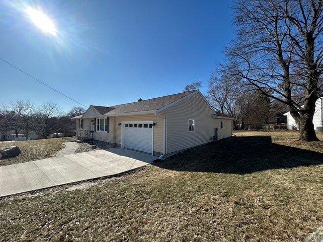 Building Photo - 904 Nichols Rd