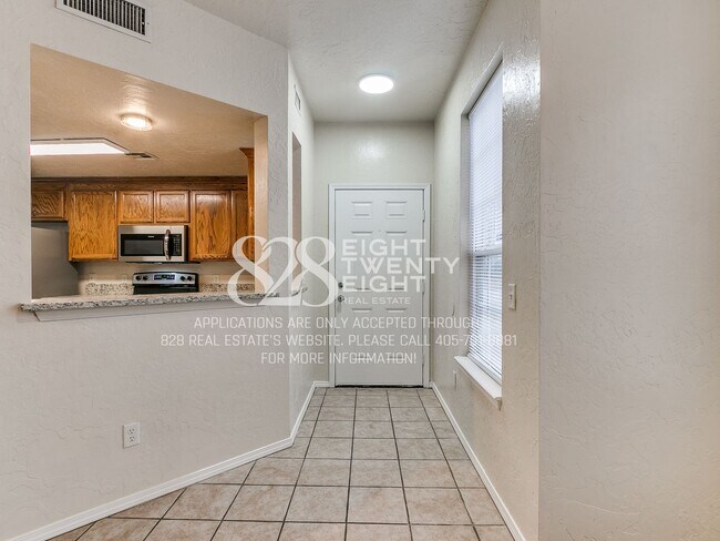 Building Photo - 2926 Oak Tree Ave