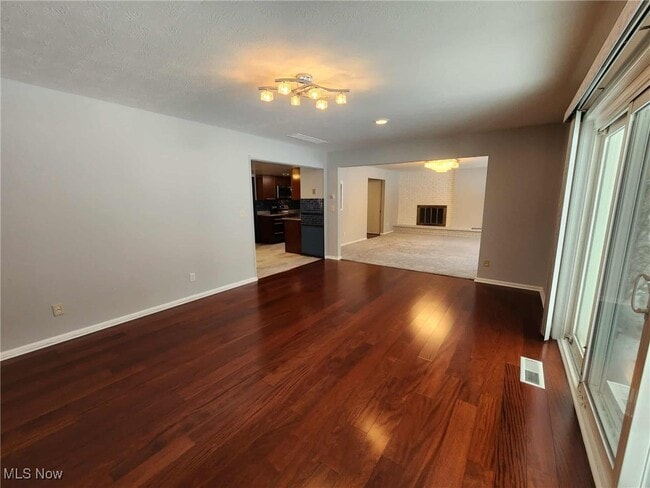 Building Photo - 6960 Carriage Hill Dr