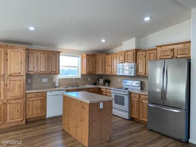 Building Photo - 3 br, 2 bath House - 585 B 20 rd