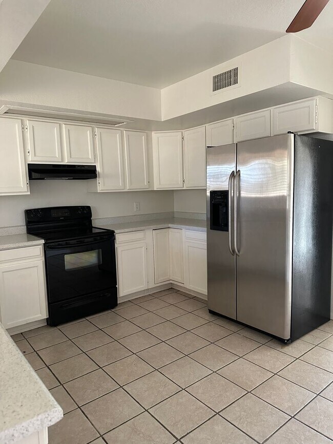 Foto del edificio - 3 BR 2 BA Frye & Chandler Blvd