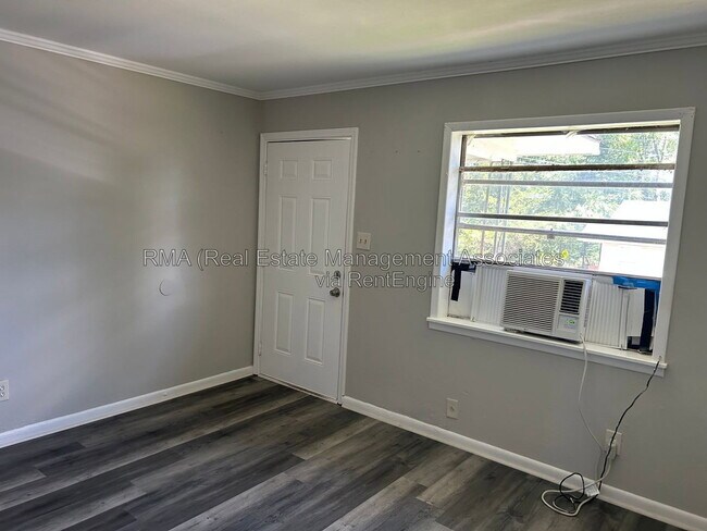 Building Photo - 206 Austin St