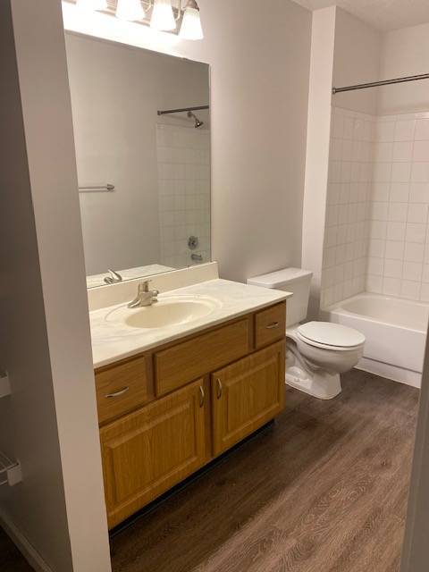 Building Photo - Charming 1Br + Den, Close to West End, Gre...