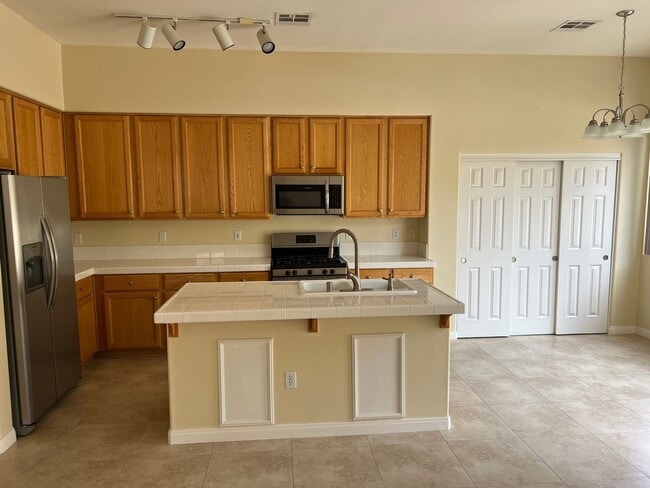 Building Photo - POOL and SPA! SINGLE STORY SUMMERLIN HOUSE...