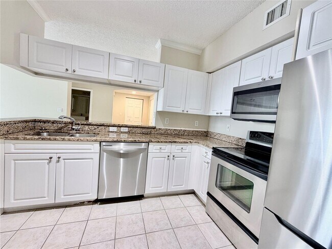 Foto del edificio - 17100 N Bay Rd