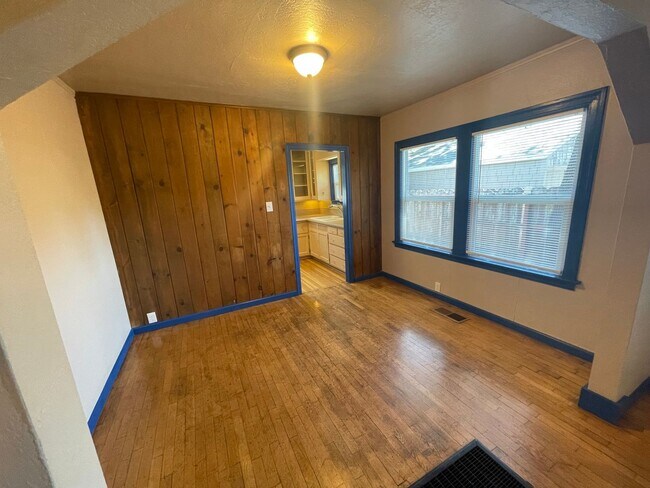 Foto del edificio - MASSIVE and Recently Renovated 3 Bed 2 Bath Home With Extra 1 Bed/Half Bath Bonus Cottage!